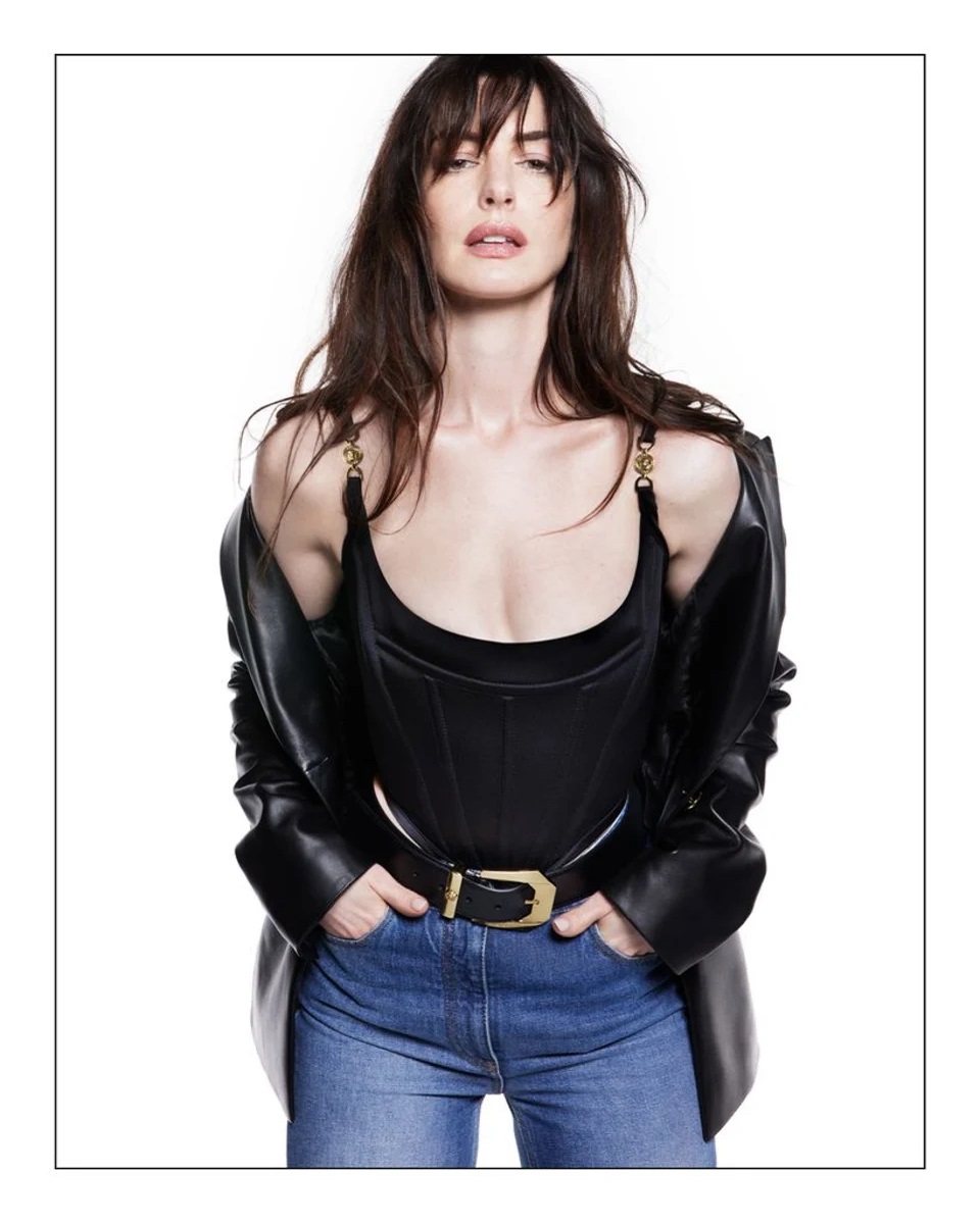 Anne Hathaway nosi Versace