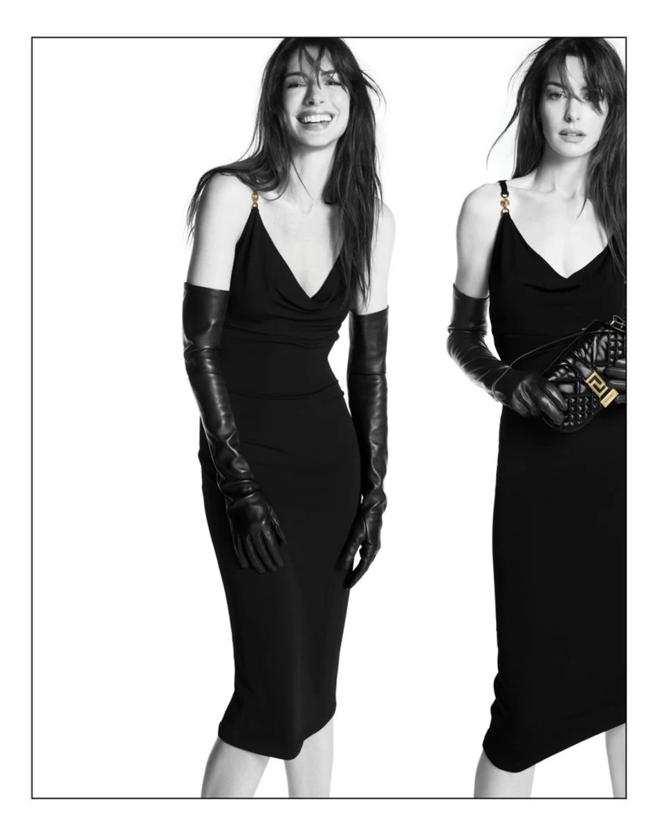 Anne Hathaway nosi Versace
