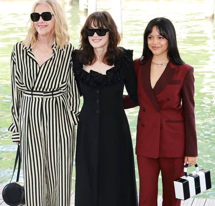 Catherine O’Hara, Winona Ryder, and Jenna Ortega, street style, Venecija