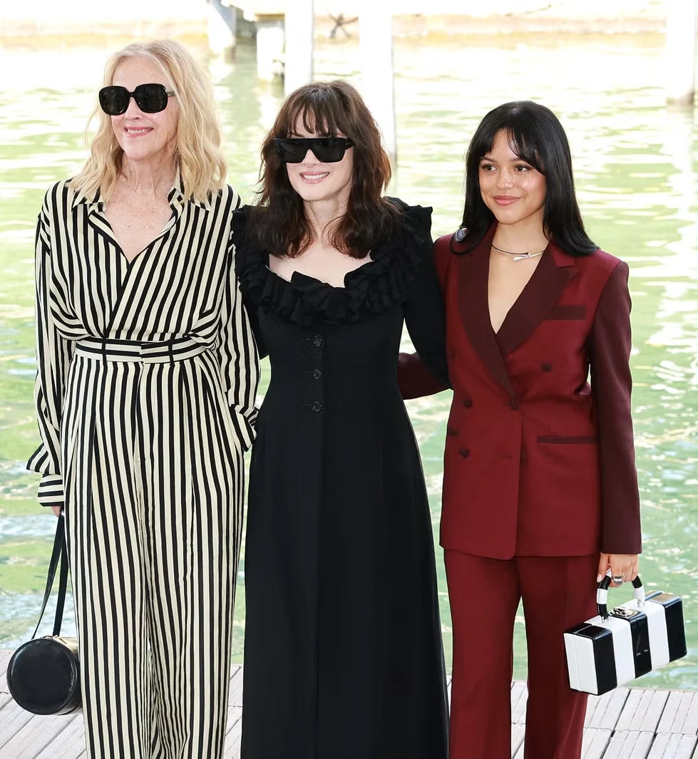 Catherine O’Hara, Winona Ryder, and Jenna Ortega, street style, Venecija