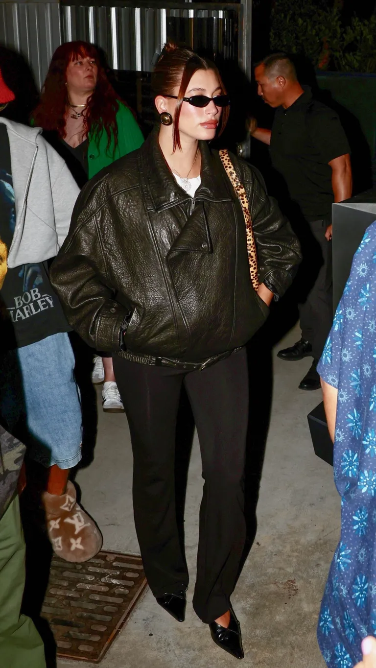 hailey bieber kožna bomber jakna