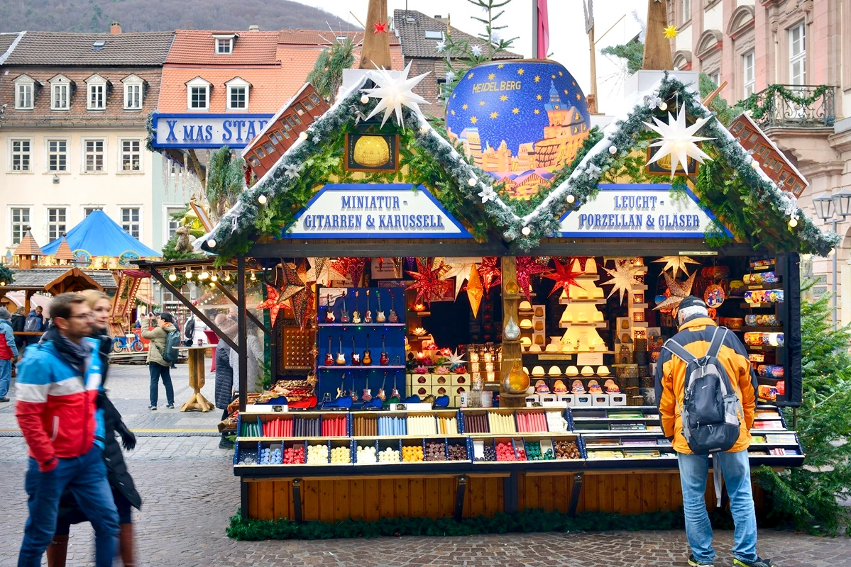 Heidelberg: Christmas market on Market square. 