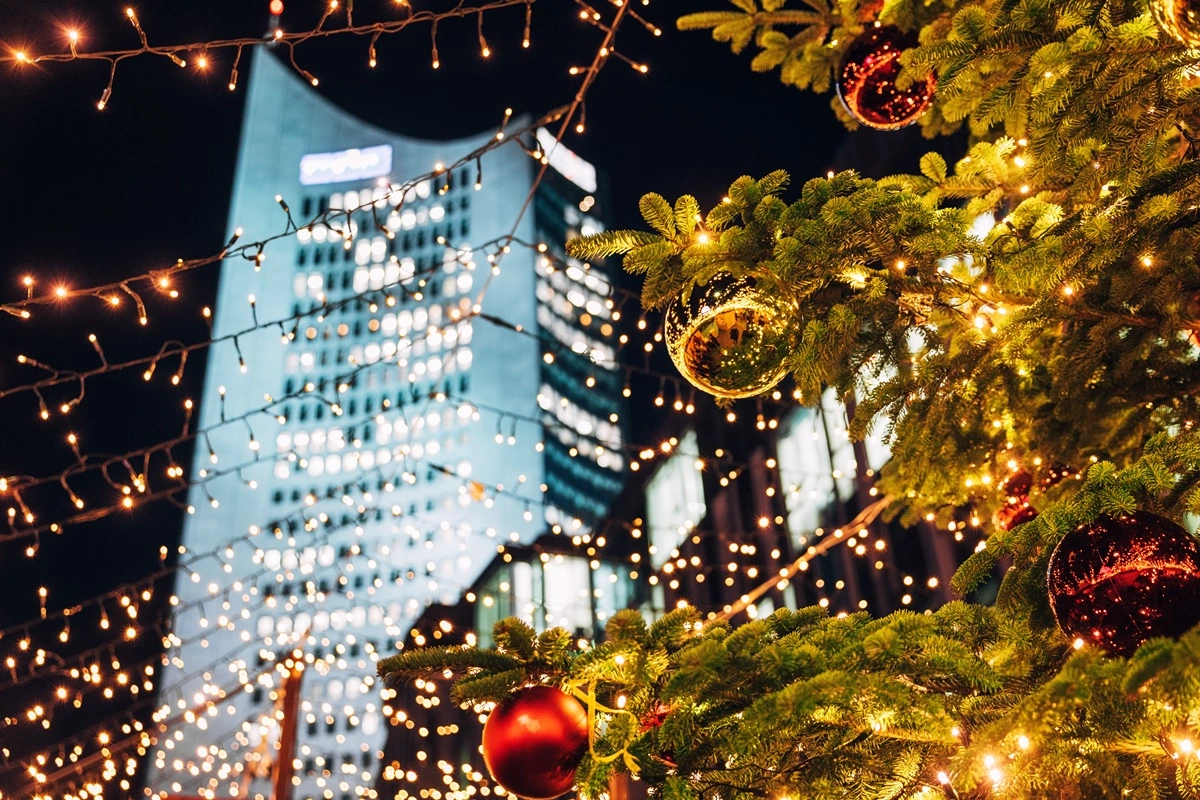 Leipzig_Geschmückter_Baum_mit_Lichterkette_aufm_Weihnachtsmarkt