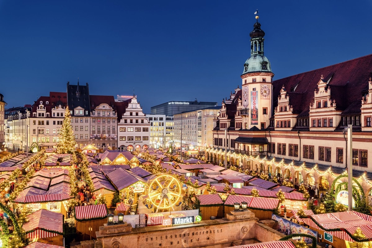 Leipzig_Weihnachtsmarkt_auf_dem_Marktplatz_von_oben