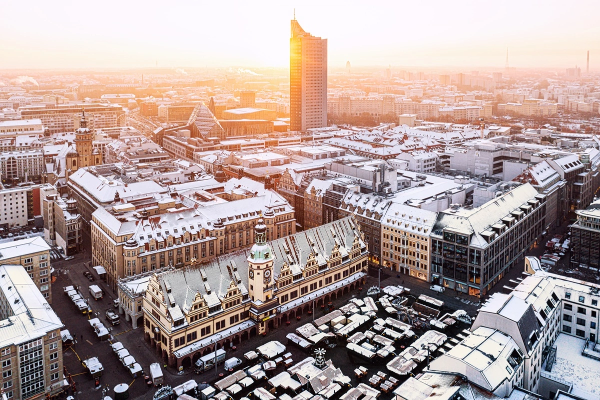 Leipzig_Weihnachtsmarkt_mit_Marktplatz_bei_Sonnenaufgang_von_oben