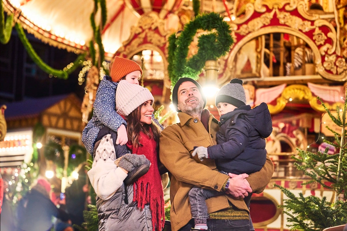 Nürnberg_Familie_auf_dem_Weihnachtsmarkt