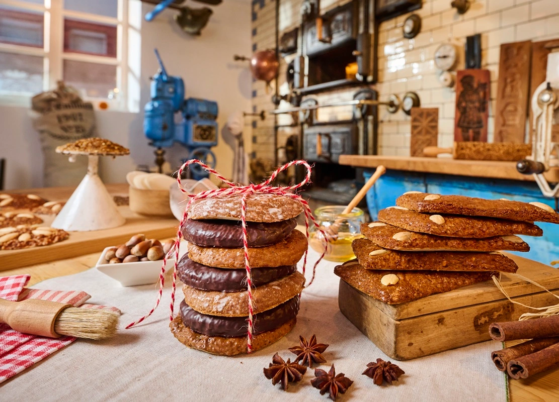 Nürnberg_Lebkuchen_mit_historischer_Küche_im_Hintergrund