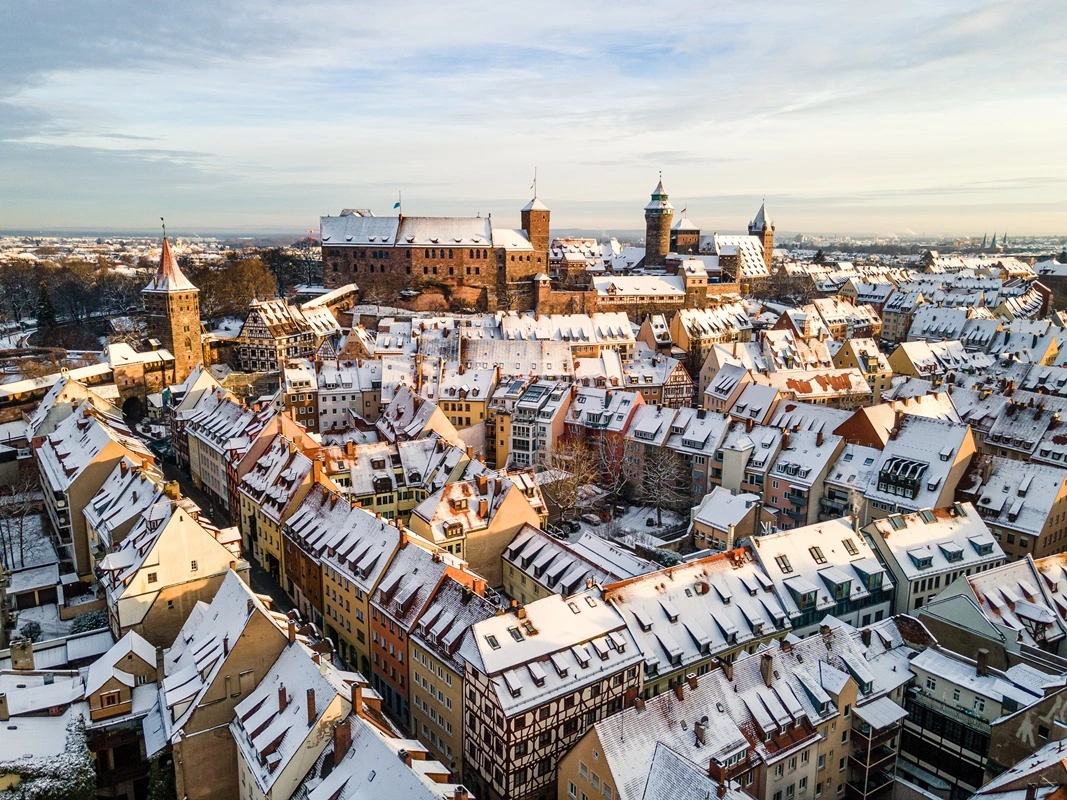 Nürnberg_Luftaufnahme_der_verschneiten_Häuser_in_der_Altstadt