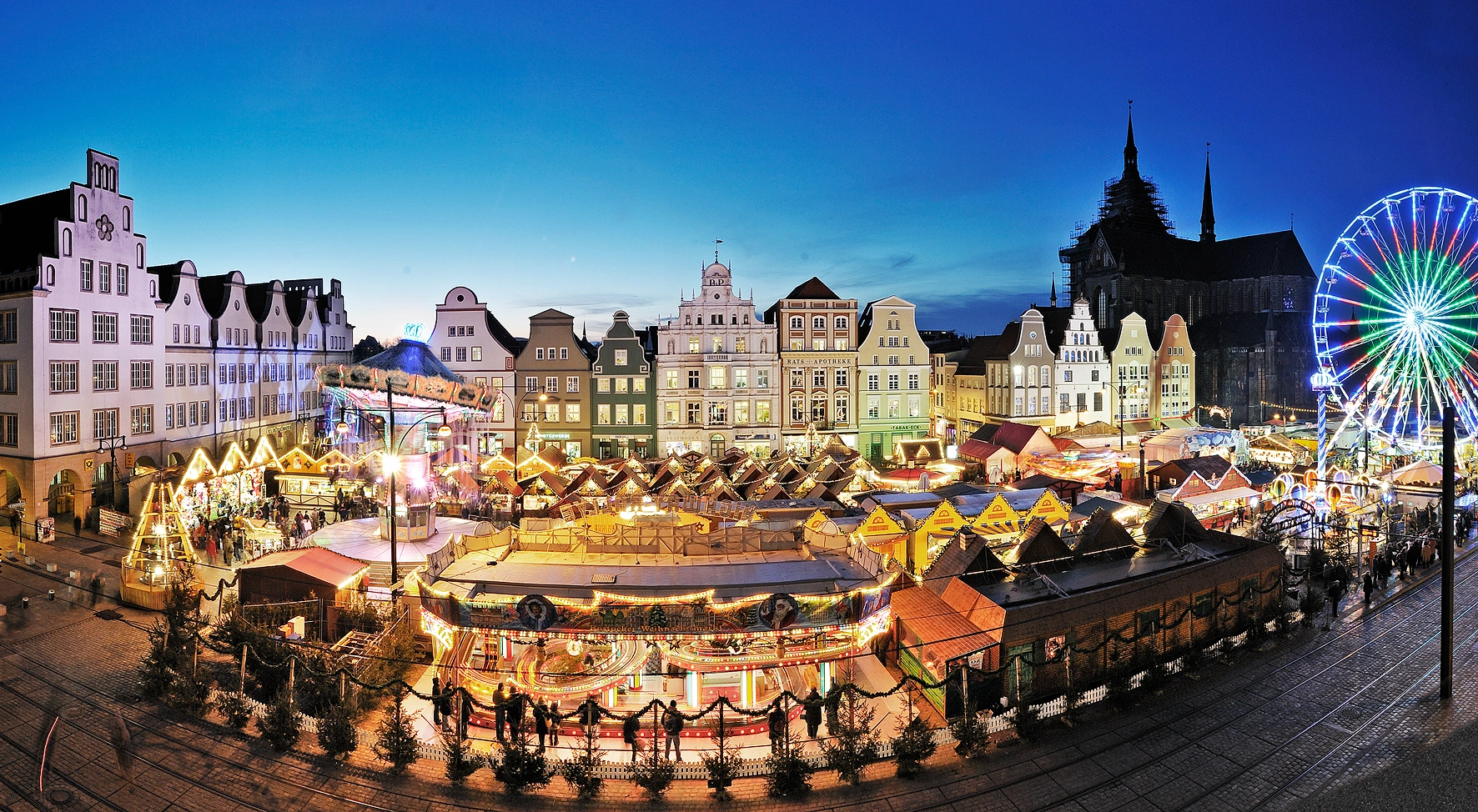 Rostock_Weihnachtsmarkt_auf_dem_Neuen_Markt,_Abendlicht