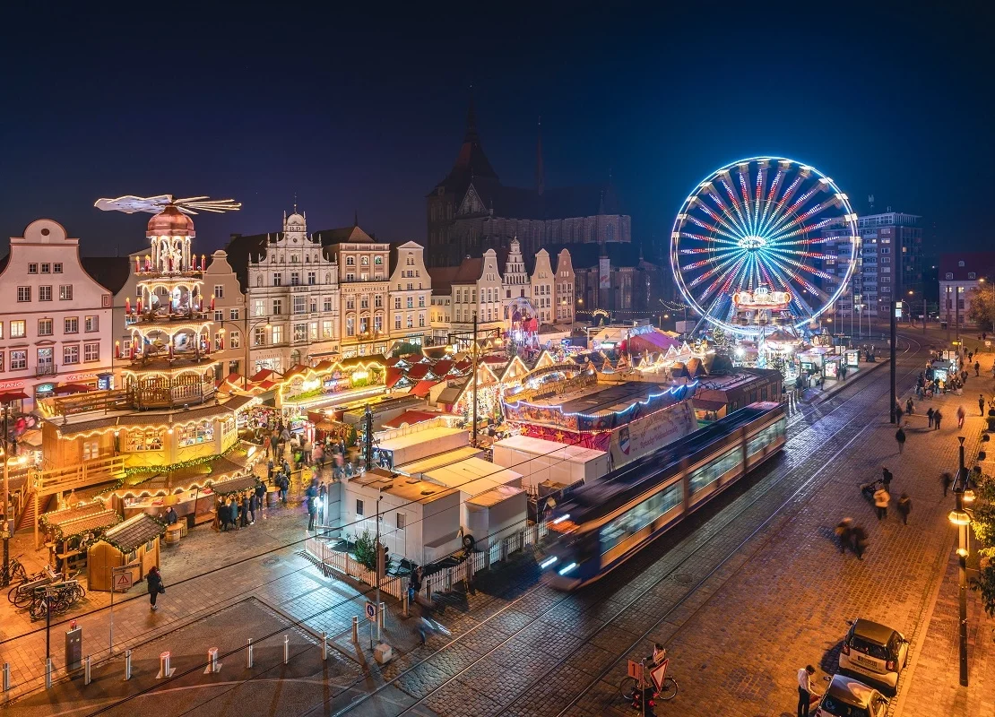 Rostocker_Weihnachtsmarkt_am_Abend (1)