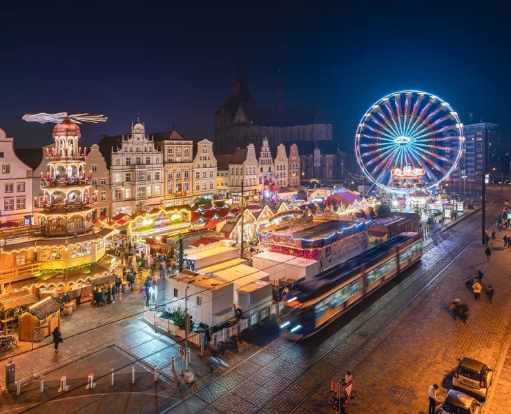 Rostocker_Weihnachtsmarkt_am_Abend (1)