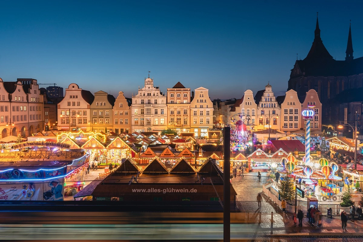 Rostocker_Weihnachtsmarkt_am_Abend