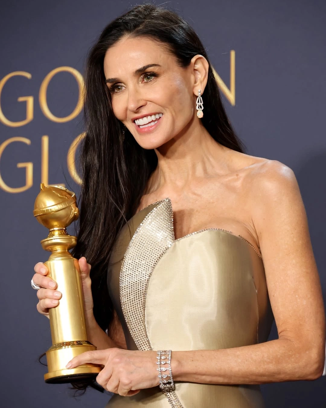 demi moore zlatni globusi 2025